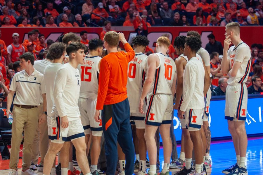 Illinois mens basketball team huddles.