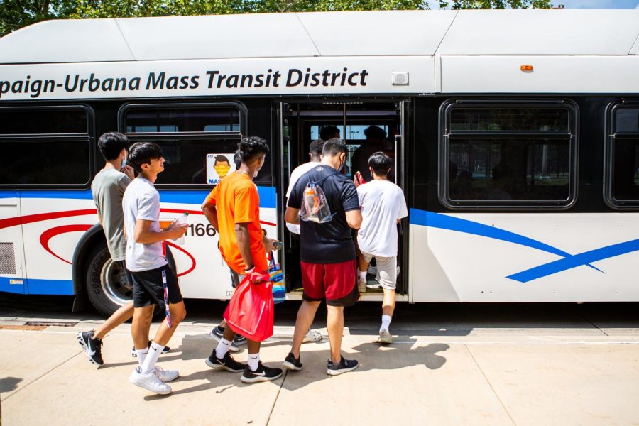 Students catch the 10E Gold MTD bus after Freshman Welcome Celebration and Convocation on Aug. 20, 2021. 