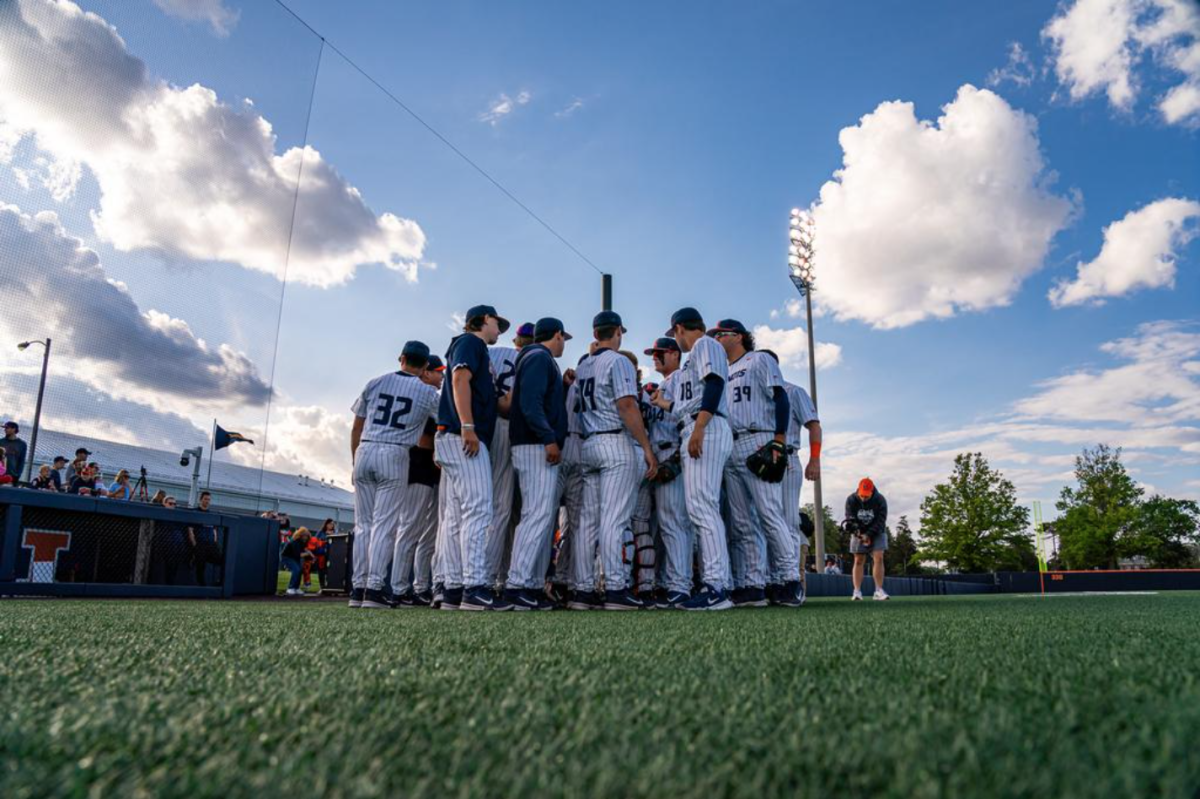 Illinois baseball players huddle up on May 10.